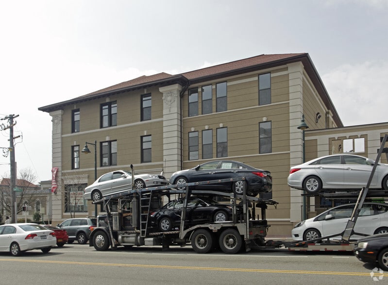 210 Old Country Rd, Mineola, NY for lease - Building Photo - Image 2 of 20