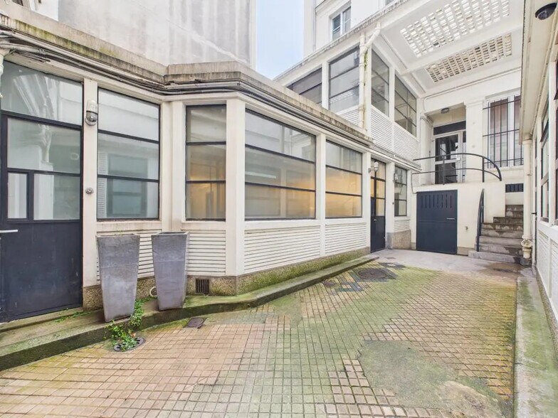 Flex in Paris for sale - Interior Photo - Image 1 of 12