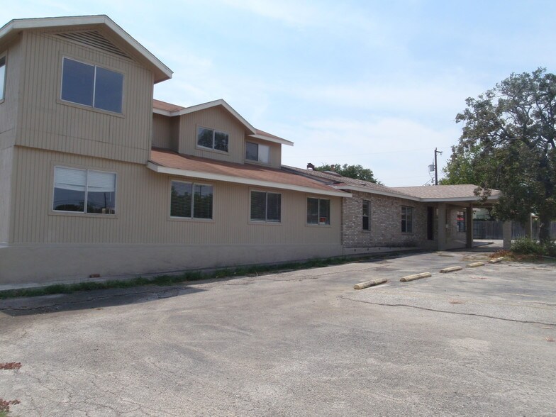 6628 Crestway Dr, San Antonio, TX 78239