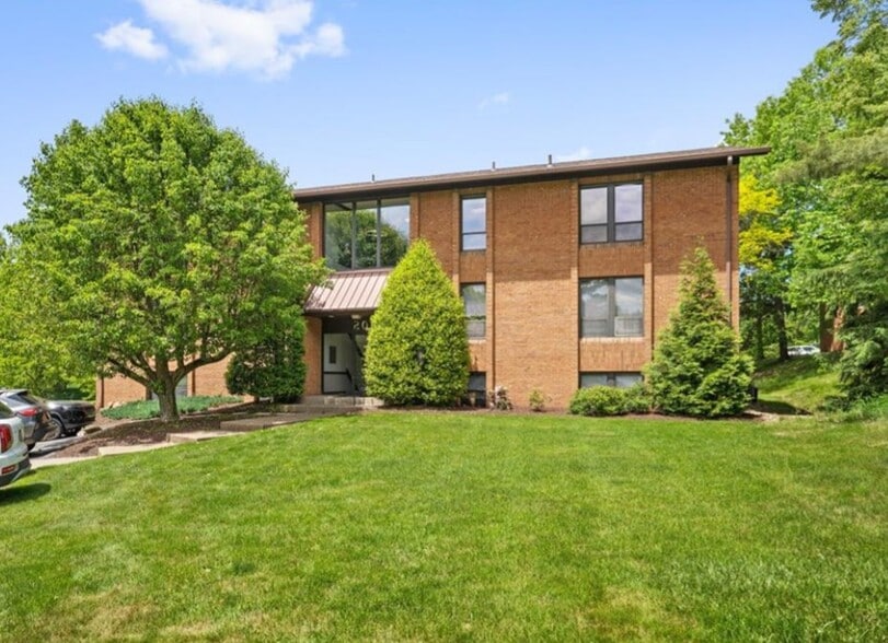 200 Commerce Dr, Coraopolis, PA for sale - Building Photo - Image 1 of 29