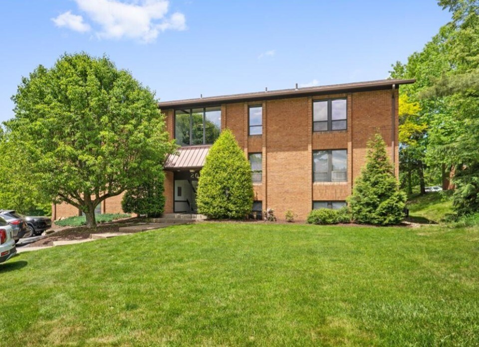 200 Commerce Dr, Coraopolis, PA for lease Primary Photo- Image 1 of 30