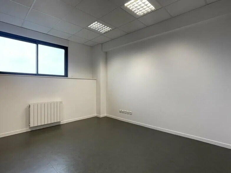 Office in Le Havre for lease - Interior Photo - Image 3 of 12