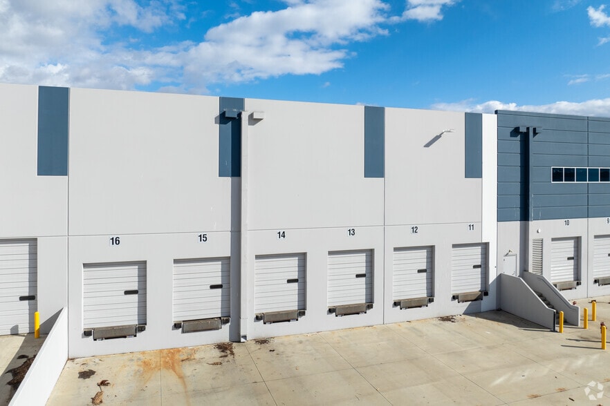 26871 San Bernardino Ave, Redlands, CA for lease - Building Photo - Image 2 of 5