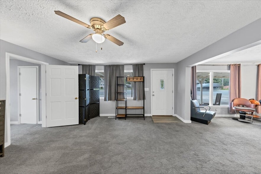 6071 N Main St SE, Acworth, GA for sale - Interior Photo - Image 3 of 65