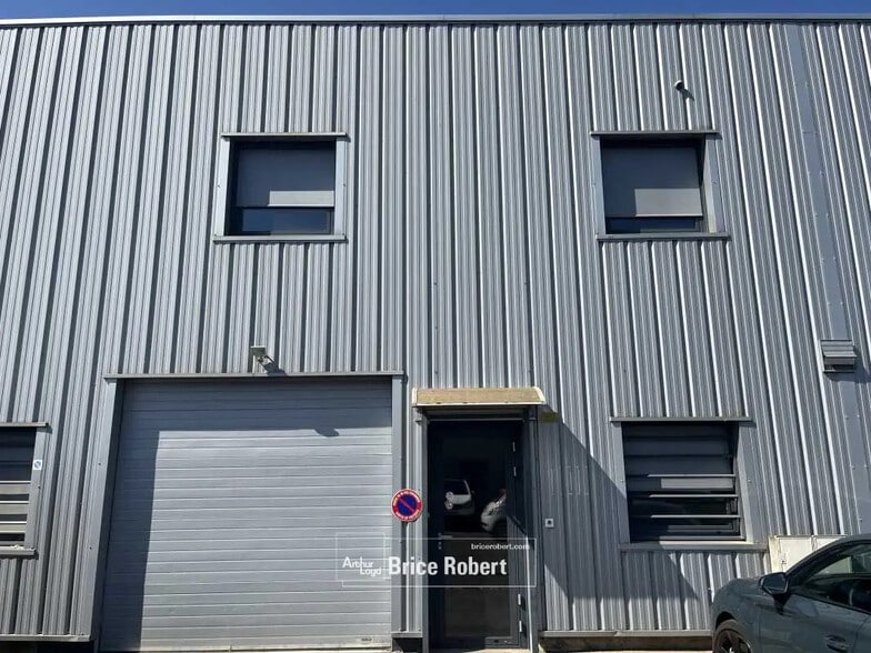 Office in Vénissieux for lease - Building Photo - Image 2 of 2