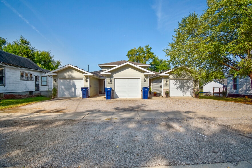 211 N Main St, Farmer City, IL 61842