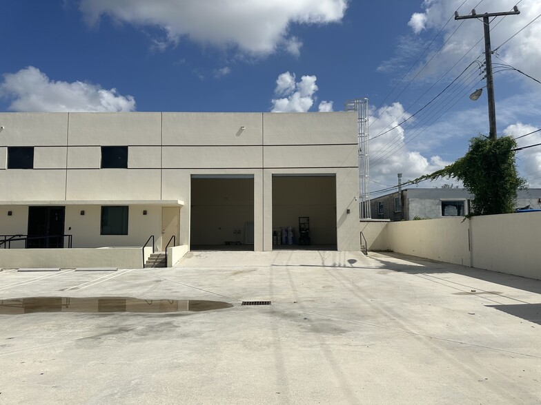 4733 E 10th Ln, Hialeah, FL for sale - Building Photo - Image 3 of 23