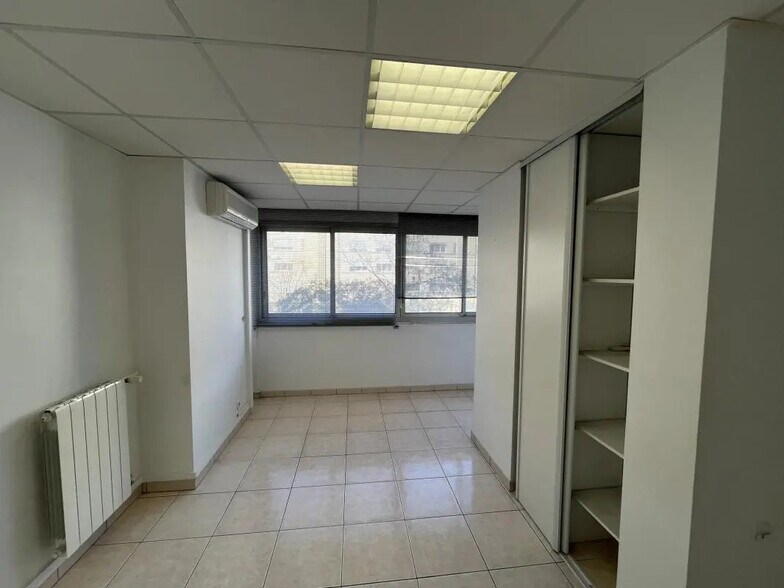 Office in Toulon for lease - Building Photo - Image 3 of 6