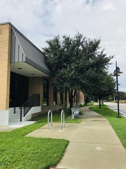 1505 Hi Line Dr, Dallas, TX for sale - Building Photo - Image 1 of 1