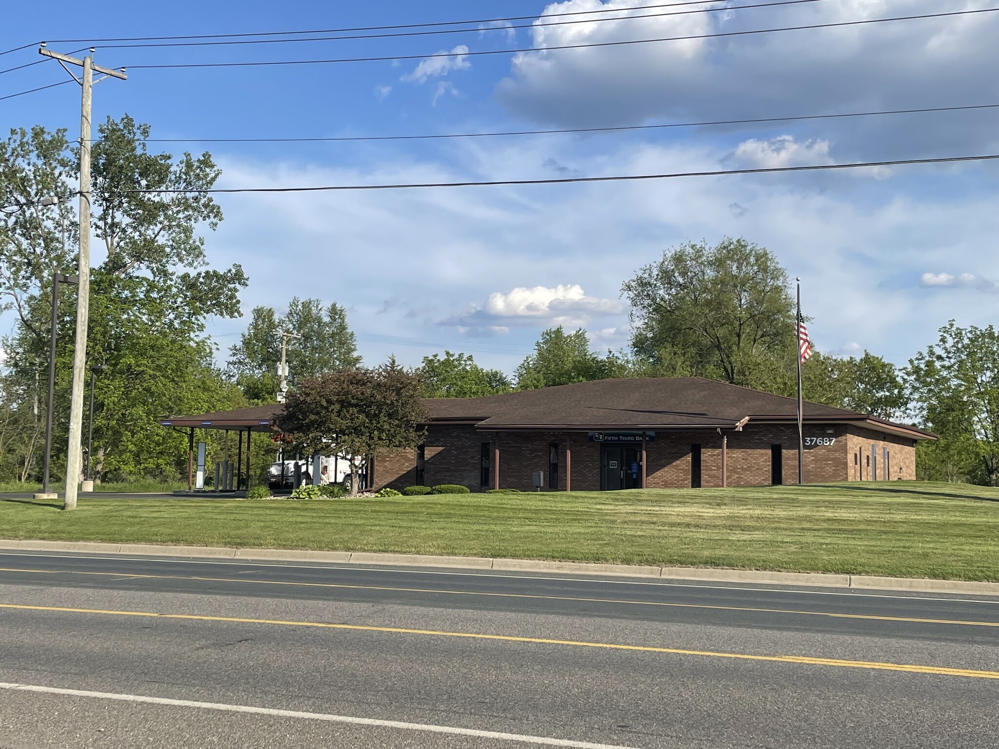 37687 W Red Arrow Hwy, Paw Paw, MI for sale Primary Photo- Image 1 of 1