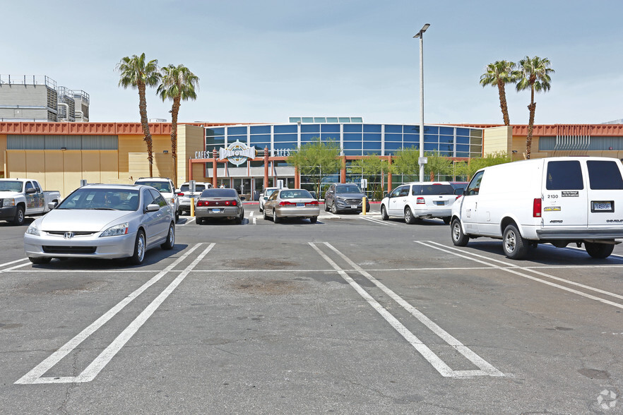 3528 S Maryland Pky, Las Vegas, NV for lease - Building Photo - Image 1 of 3