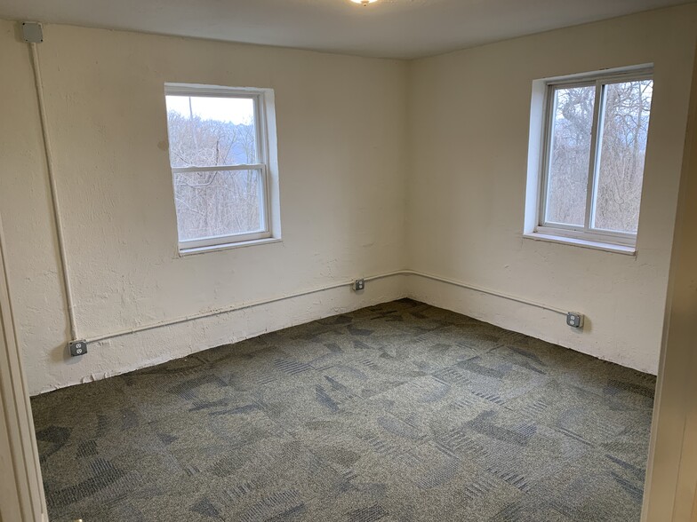 620 Versailles Ave, Mckeesport, PA for sale - Interior Photo - Image 3 of 33