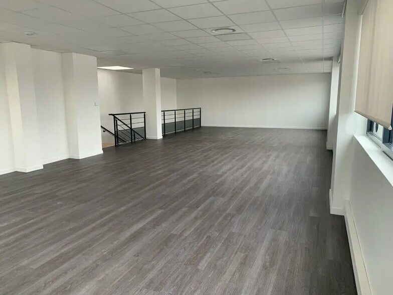 Flex in Saint-Quentin-Fallavier for lease - Building Photo - Image 1 of 13
