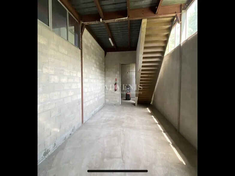Industrial in Guyancourt for sale - Interior Photo - Image 2 of 3