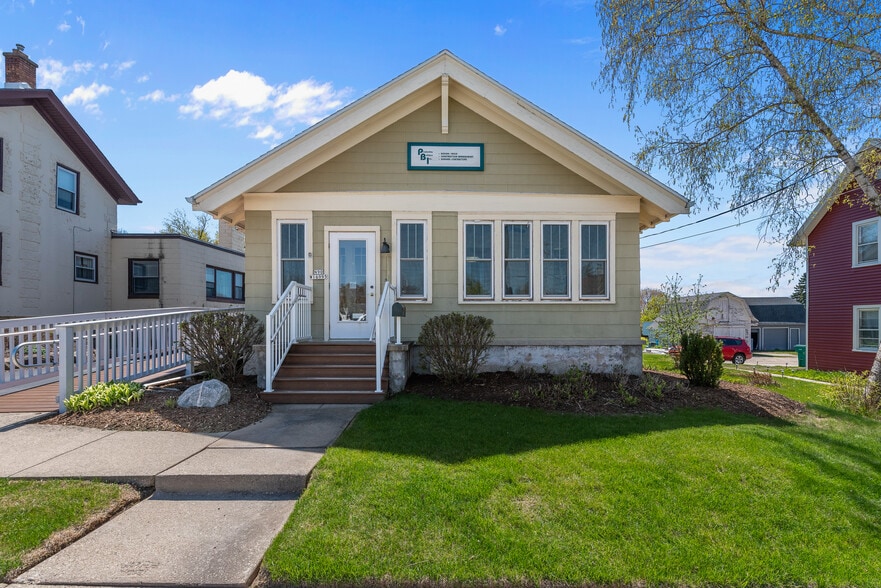 N90W16995 Appleton Ave, Menomonee Falls, WI for sale - Primary Photo - Image 1 of 17