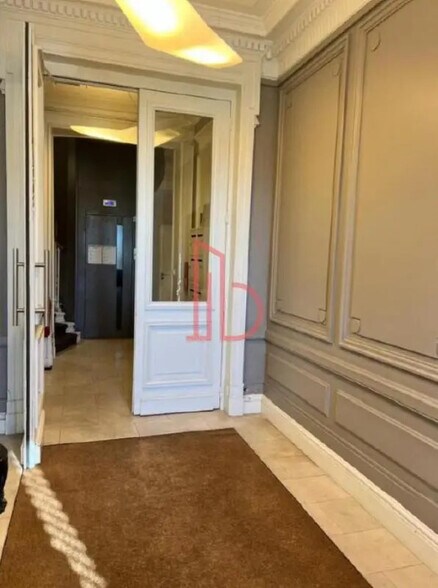 Office in Bordeaux for lease - Lobby - Image 2 of 9