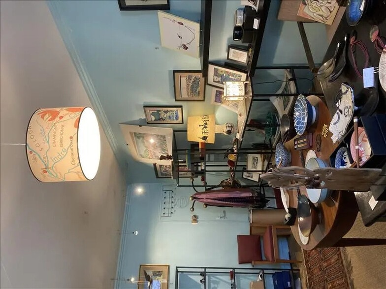 Retail in Tours for lease - Interior Photo - Image 2 of 3