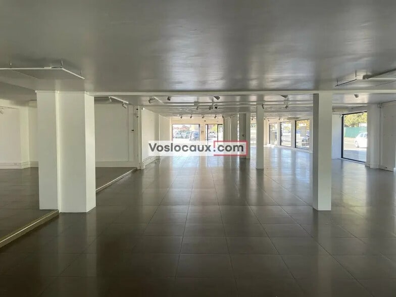 Retail in Antibes for lease - Interior Photo - Image 3 of 4