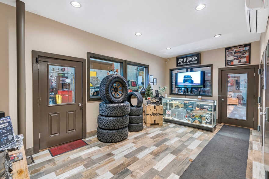 574 Industrial Loop, Staten Island, NY for sale - Interior Photo - Image 2 of 15