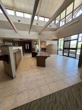 5520 Hedge Lane Ter, Shawnee, KS for sale Interior Photo- Image 2 of 5