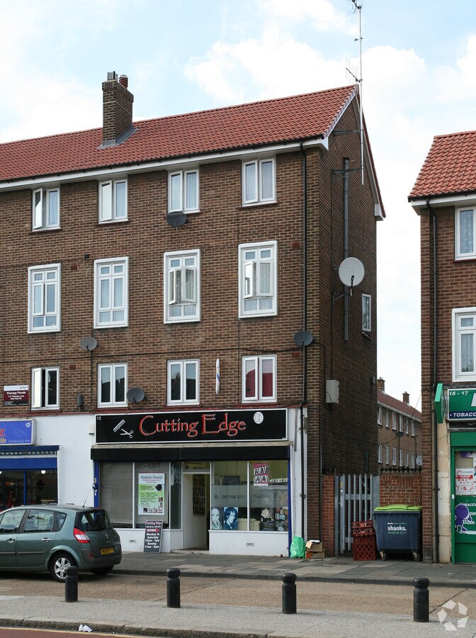 13 Vicarage Ln, London, E6 6AD