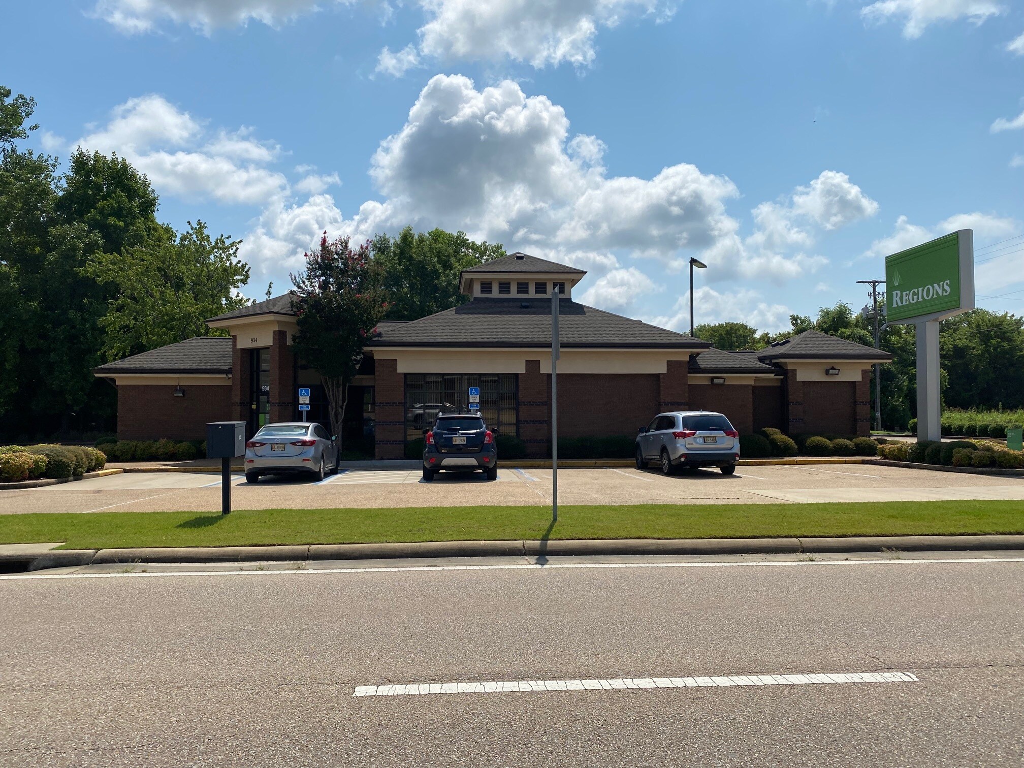 934 S Gloster St, Tupelo, MS 38801 Regions Bank