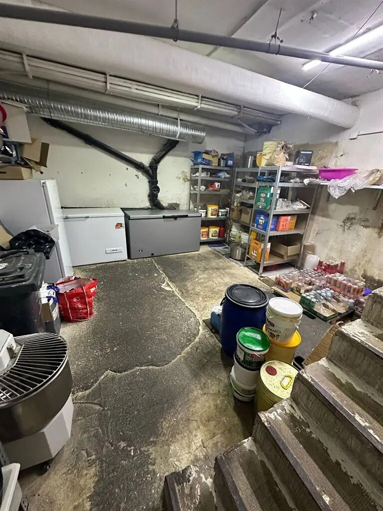 Retail in Paris for lease Interior Photo- Image 1 of 4