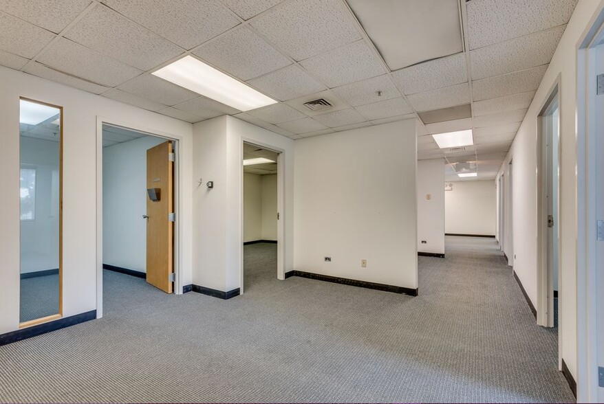 10600 W Higgins Rd, Rosemont, IL for lease - Interior Photo - Image 2 of 10