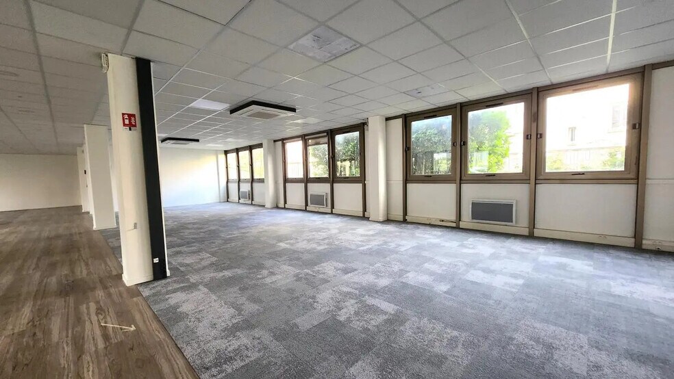 Office in Boulogne-Billancourt for lease - Building Photo - Image 1 of 6