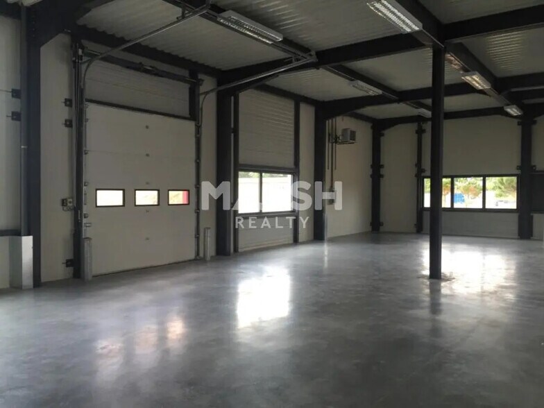 Flex in Dardilly for lease - Interior Photo - Image 3 of 33