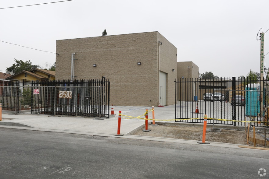 8588 Telfair Ave, Sun Valley, CA for lease - Building Photo - Image 3 of 13