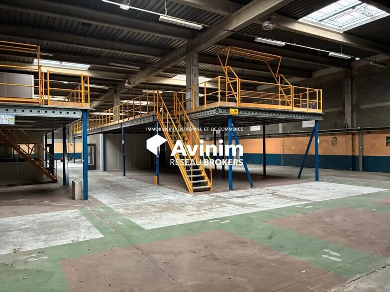 Industrial in Vitrolles for lease - Building Photo - Image 3 of 9