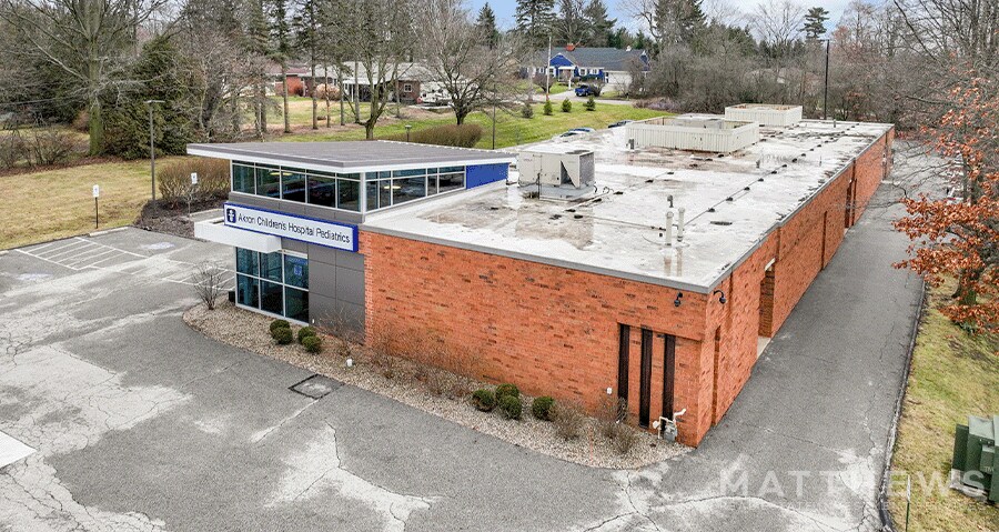 566 Robinson Ave, Barberton, OH for sale - Building Photo - Image 1 of 1