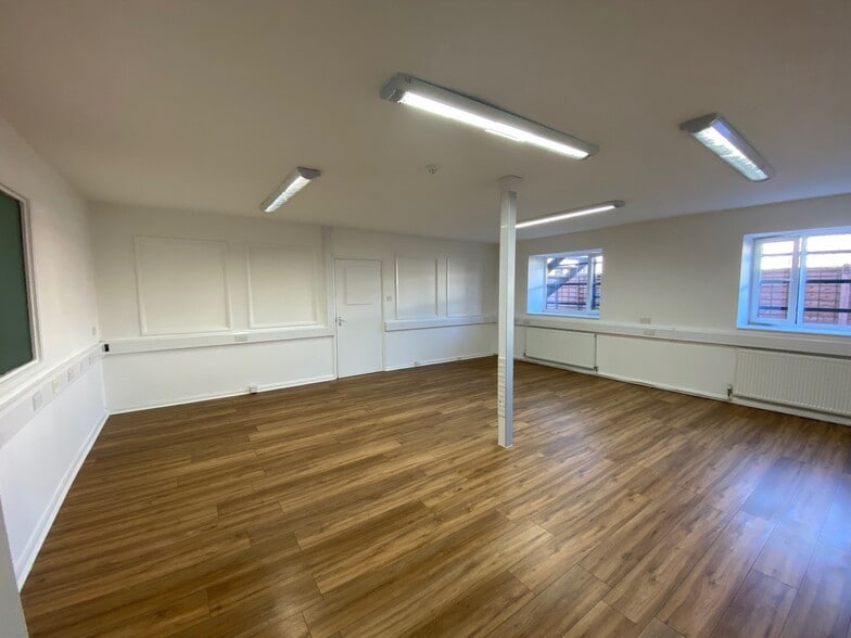 12 Deer Park Rd, London for lease - Interior Photo - Image 3 of 15