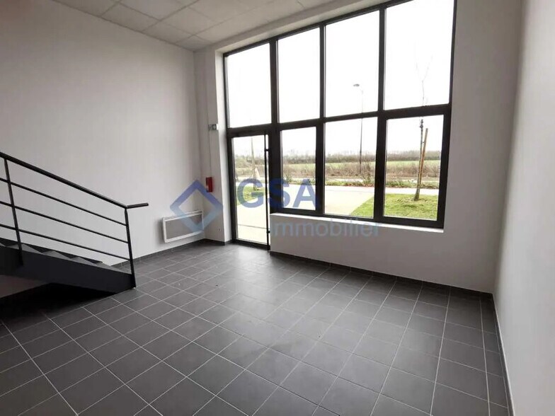 Flex in Saint-Pierre-du-Perray for sale - Interior Photo - Image 3 of 9