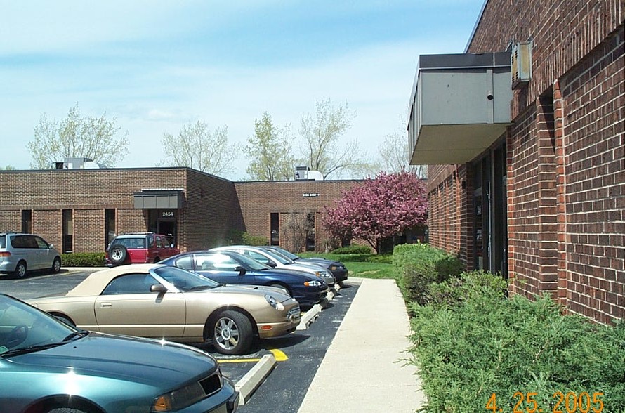 2448-2490 E Oakton St, Arlington Heights, IL for lease - Building Photo - Image 3 of 6