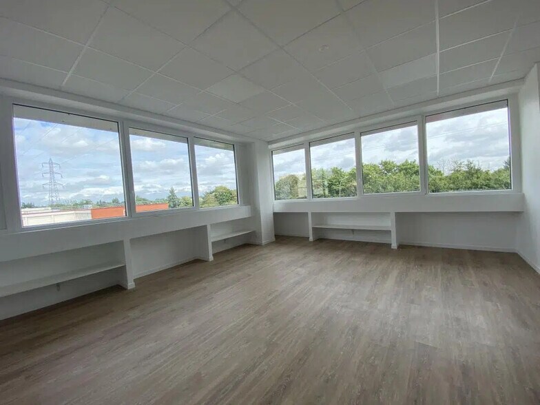 Office in Rosny-sous-Bois for lease - Building Photo - Image 1 of 13