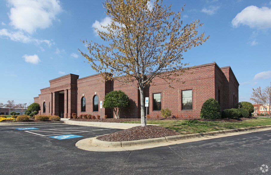 1810 Westchester Dr, High Point, NC for sale - Building Photo - Image 1 of 1