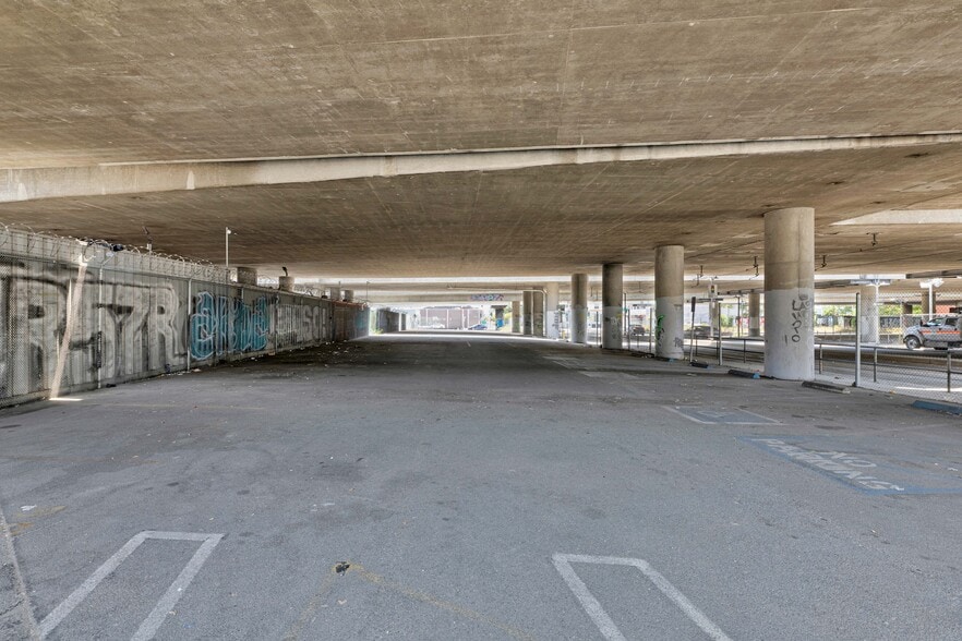 1700 S Flower St, Los Angeles, CA for lease - Building Photo - Image 3 of 14