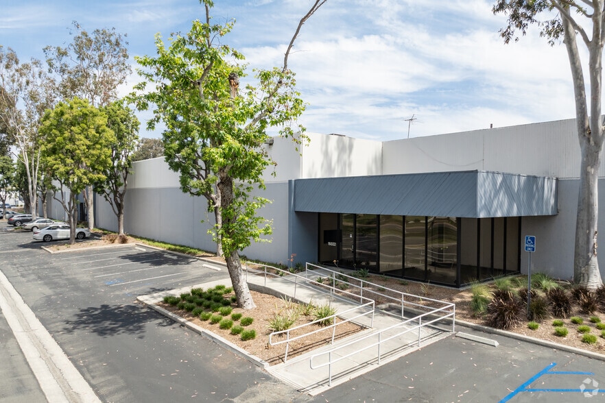 16000-16032 Carmenita Rd, Cerritos, CA for lease - Primary Photo - Image 1 of 6