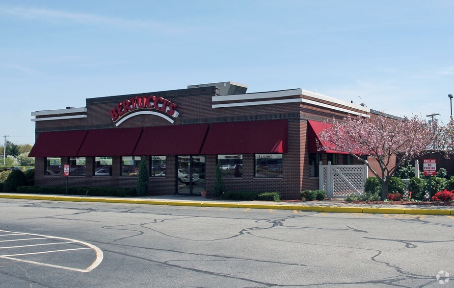 675 Beverage Hill Ave, Pawtucket, RI for lease - Building Photo - Image 2 of 2