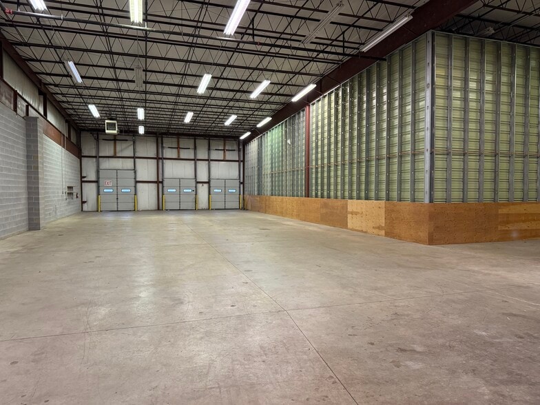 1120 Commons Blvd, Reading, PA for lease - Building Photo - Image 3 of 11