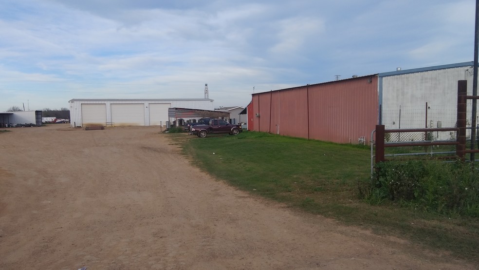 800 W Fm 117, Dilley, TX for lease - Building Photo - Image 2 of 12