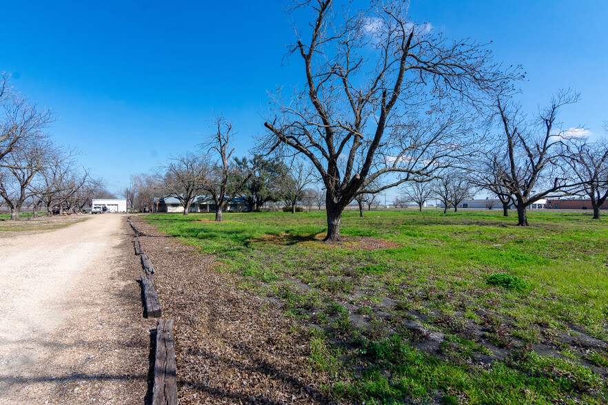 3310 N Main St, Taylor, TX for sale - Building Photo - Image 3 of 9