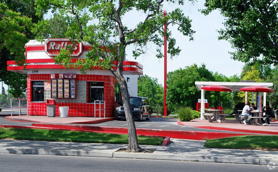 1345 Fresno St, Fresno, CA for sale - Building Photo - Image 2 of 4