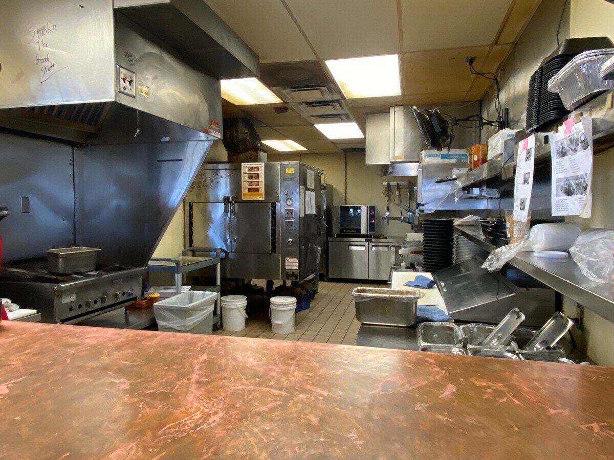 750 N 18th St, Ozark, MO 65721 Rib Crib