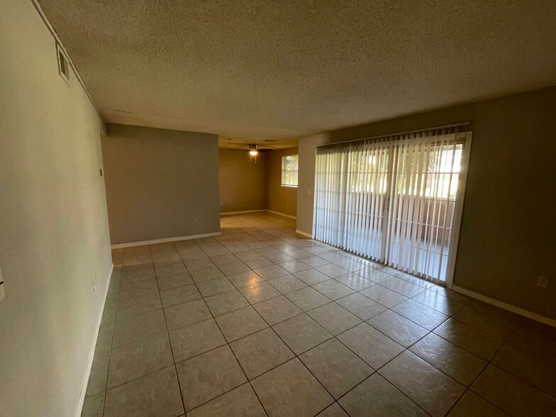 Versaille Multifamily Package portfolio of 3 properties for sale on LoopNet.com - Building Photo - Image 3 of 38