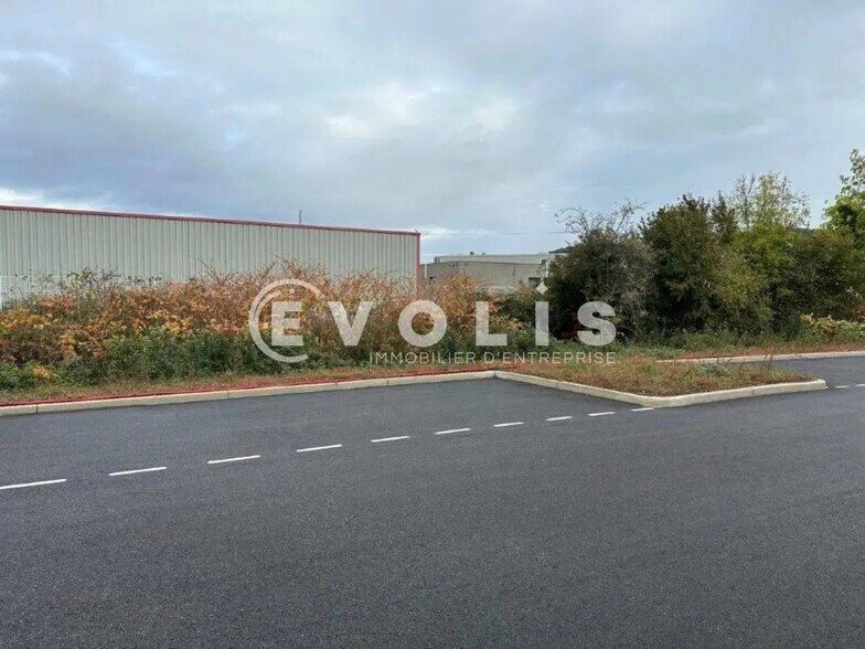 225 Avenue Des Marronniers, Bourgoin-Jallieu for sale - Building Photo - Image 3 of 49