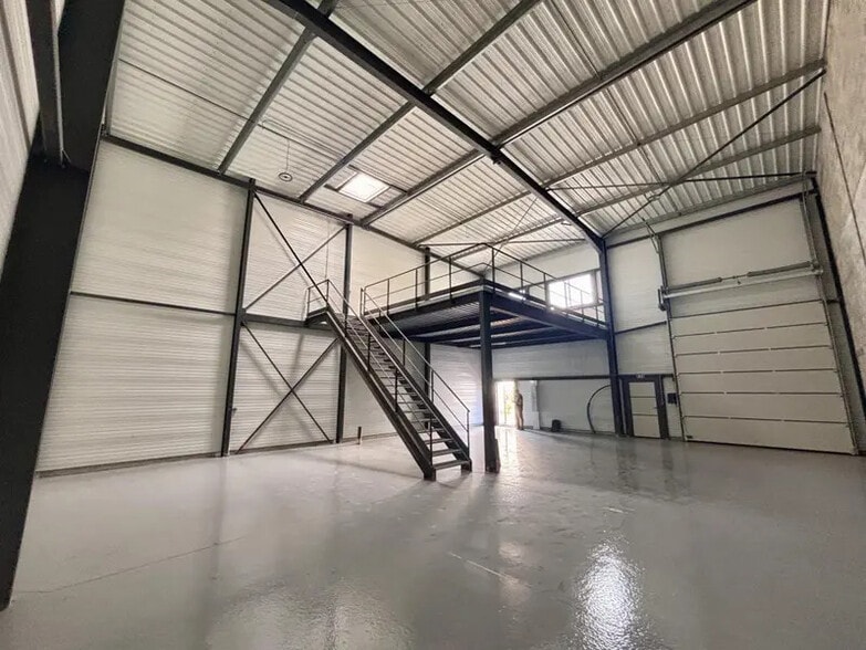 Flex in Signes for lease - Building Photo - Image 1 of 8
