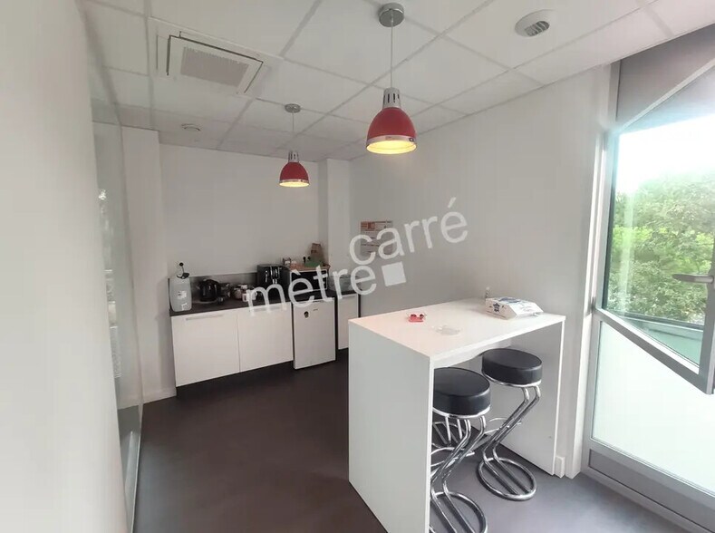 Office in Nantes for lease - Interior Photo - Image 2 of 8
